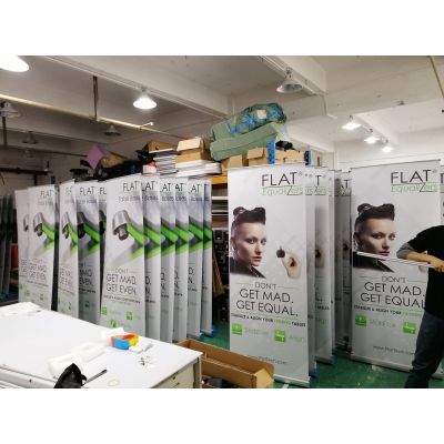 專業(yè)定制，品質(zhì)呈現(xiàn) 深圳戶外噴繪寫真廣告與PVC易拉寶展架海報(bào)制作指南